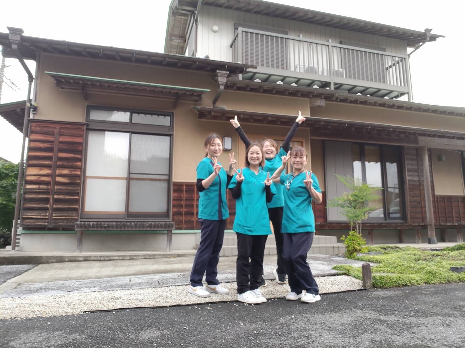 事業所の前に並ぶいろはのスタッフ集合写真