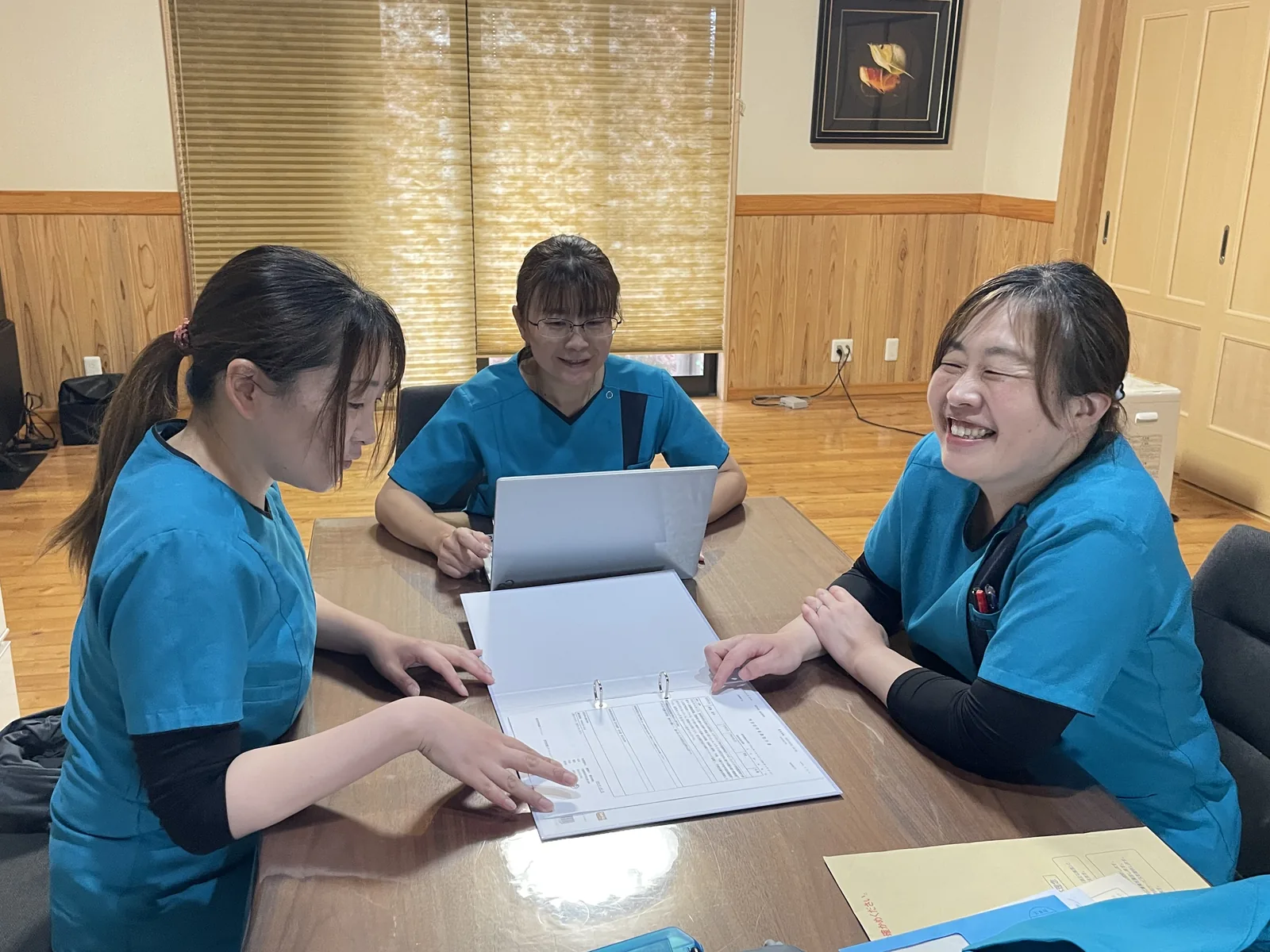 記録を見ながら相談するスタッフたち