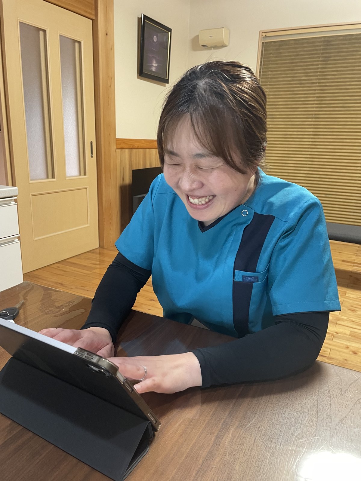 iPadで記録するスタッフ